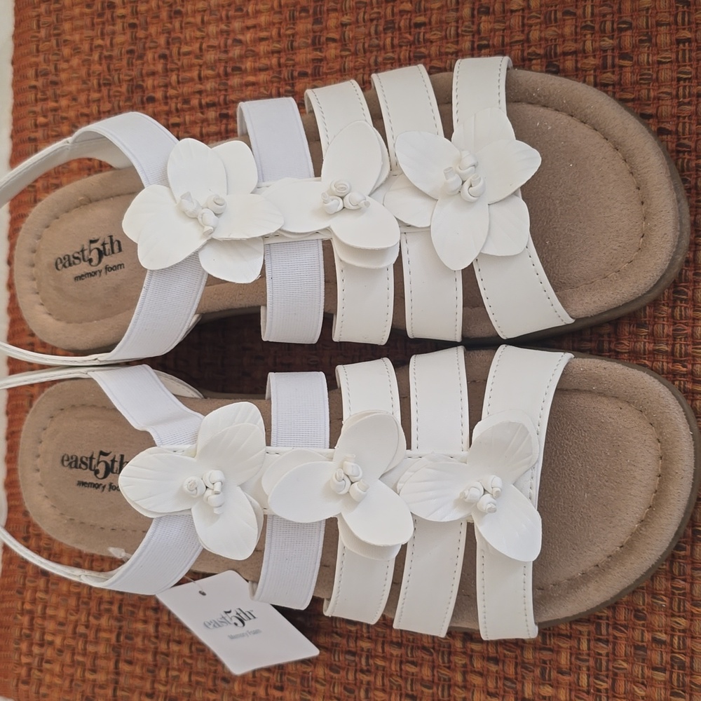 EAST 5TH BRAND WOMENS WHITE DRESSY SUMMERTIME FLORAL SANDALS SIZE 9.5